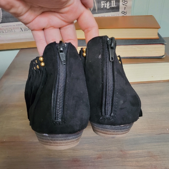 Olivia Miller BoHo Sandals Hippie Fringe Thong Faux Leather Gold Stud womens 8 - Picture 8 of 11